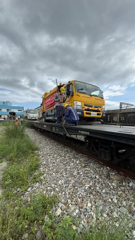 花蓮強震道路中斷  台鐵助垃圾車移動（2） 花蓮強震造成多處交通受阻，秀林鄉和平村就因道路 中斷，清潔隊垃圾車無法進入收取家戶垃圾，花蓮縣 環保局協調陸軍花防部及台鐵等單位，由台鐵板車載 運因應。 （台鐵公司東區營運處提供） 中央社記者李先鳳傳真  113年4月10日 