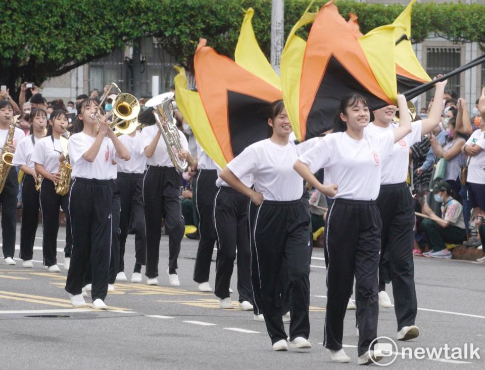 日本京都橘高校吹奏樂部的學生在今年的國慶大會上演出『台日友情50週年 Always 活力滿滿！微笑滿滿！夢想滿滿！』。   圖：張良一/攝