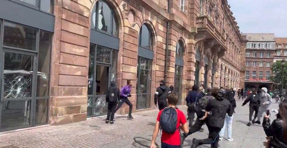 法國一處街道突然傳出了槍響，害怕的民眾手忙腳亂逃離現場，一座建築物的窗戶上，還有遭子彈射擊所產生的裂痕。   圖：翻攝自Dimko Zhluktenko推特