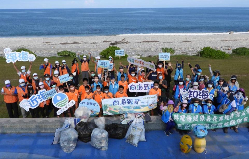 九河川局舉辦向海致敬系列「知海」活動，攜手花蓮各級學校學生於化仁海堤進行淨灘、撿廢。(九河局提供)