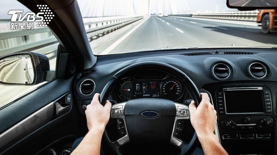 阿嬤抱怨車上有安全座椅這樣要開兩台車很麻煩。（示意圖／shutterstock達志影像）