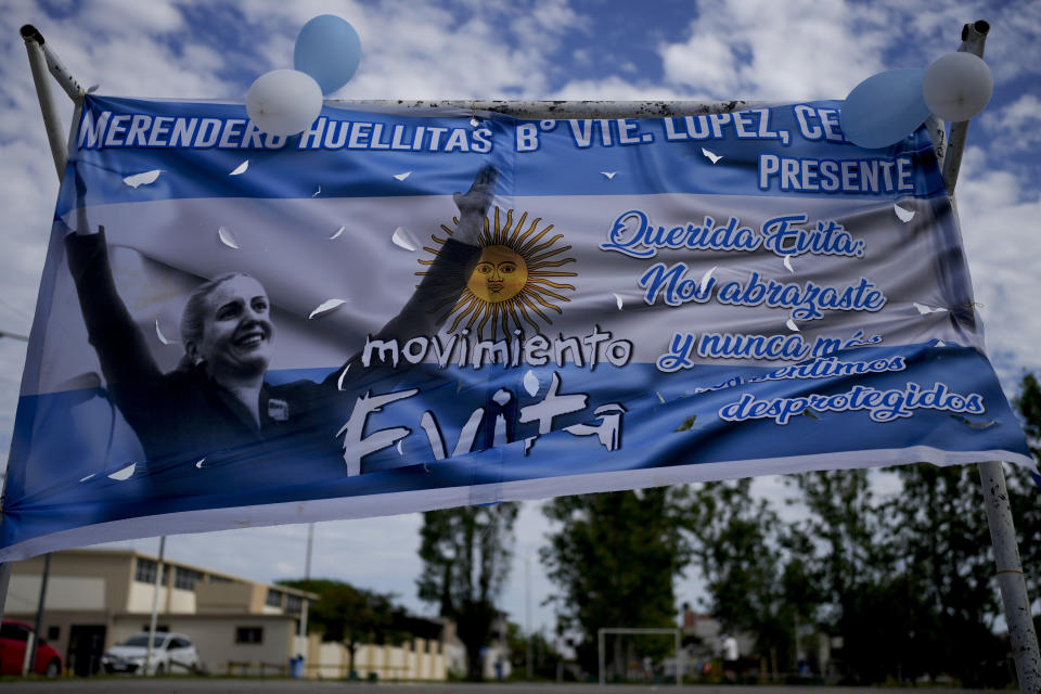 Una pancarta con la imagen de la ex primera dama María Eva Duarte de Perón, mejor conocida como Evita, promueve el Movimiento Evita, una organización social peronista, a las afueras de Buenos Aires, el miércoles 8 de noviembre de 2023. (AP Foto/Natacha Pisarenko)