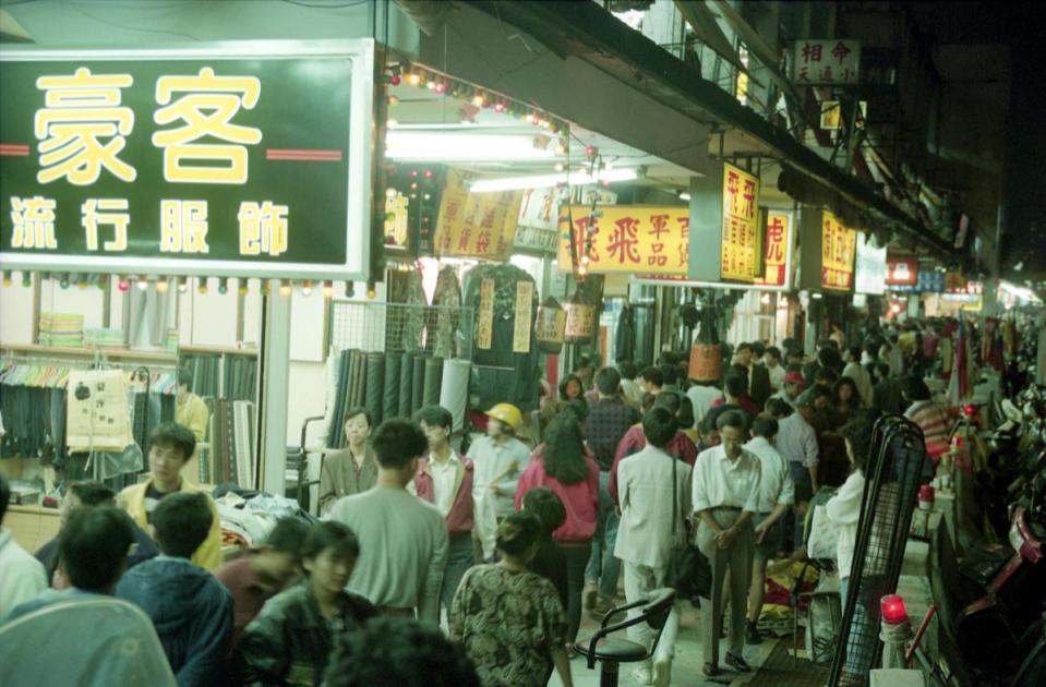 全盛時期，中華商場有二百多家西服、制服訂製商家。（聯合知識庫）