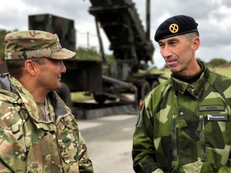 Supreme Commander of the Swedish Armed Forces Micael Byden (R) speaks to a U.S. soldier during the Aurora 17 military exercise in Gothenburg, Sweden September 13, 2017. REUTERS/Johan Ahlander