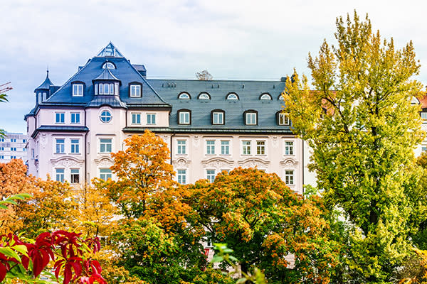 <p>Toda esta ciudad europea se transforma durante el otoño, ofreciendo un hermoso contraste entre sus elegantes casas y los naranjas, ocres, amarillos y verdes de la temporada. Imperdible. Foto: Street Flash / Getty Images. </p>