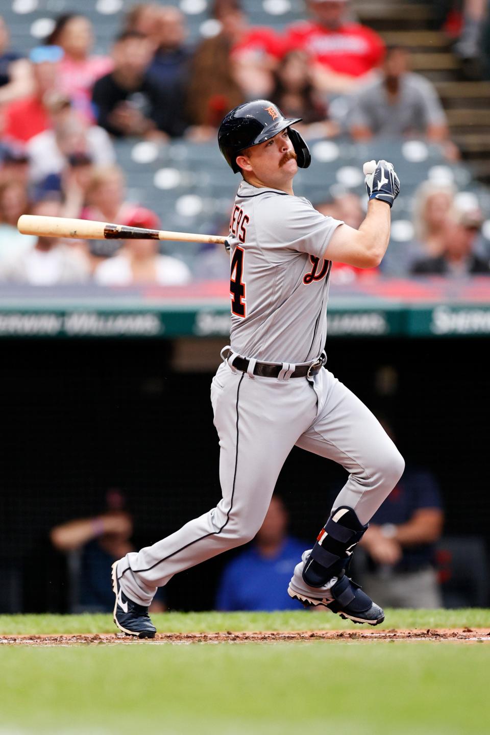 Jake Rogers #34 de los Tigres de Detroit conecta un sencillo productor ante Cal Quantrill de Cleveland en la segunda entrada durante el primer juego de una doble cartelera en el Progressive Field de Cleveland el miércoles 30 de junio de 2021.