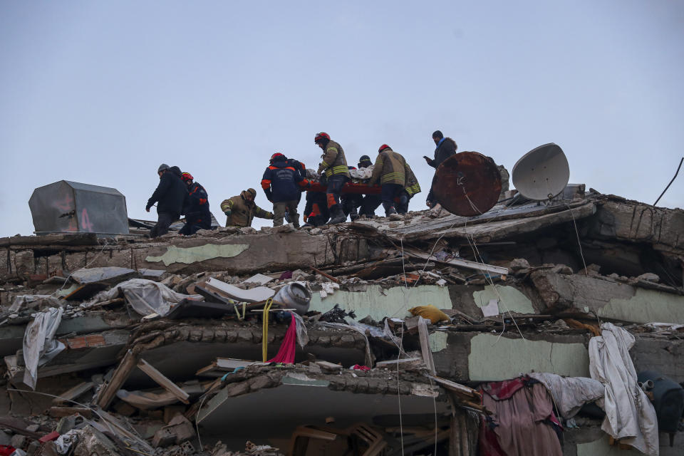 Rescatistas turcos tratan de sacar a Ergin Guzeloglan, de 36 años, de entre los escombros de un edificio caído cinco días después de un devastador terremoto, el 11 de febrero de 2023, en Hatay, en el sur de Turquía. (AP Foto/Can Ozer)