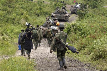 Congolese soldiers move to frontline positions as they advance against the M23 rebels in Kibumba, north of Goma October 27, 2013. REUTERS/Kenny Katombe