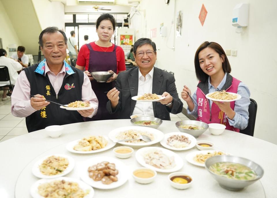 《圖說》新竹縣長楊文科以實際行動向全民宣傳行銷，強調竹縣客家粄條為純粹的在來米製作。（圖／新竹縣政府提供）