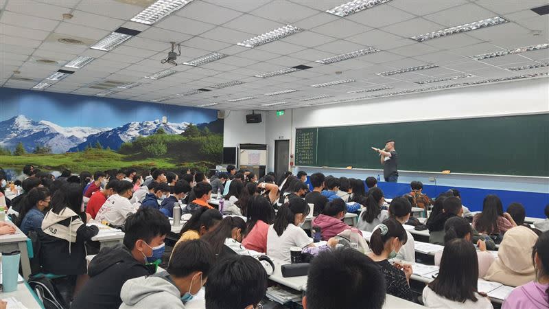 顧全認為本次會考數學科「中等偏小難」。（圖／金安文教機構顧全提供）