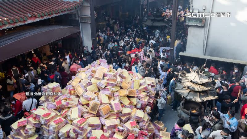 祈福補財庫的金紙堆到如一座小山高。（圖／翻攝自北港武德宮臉書）