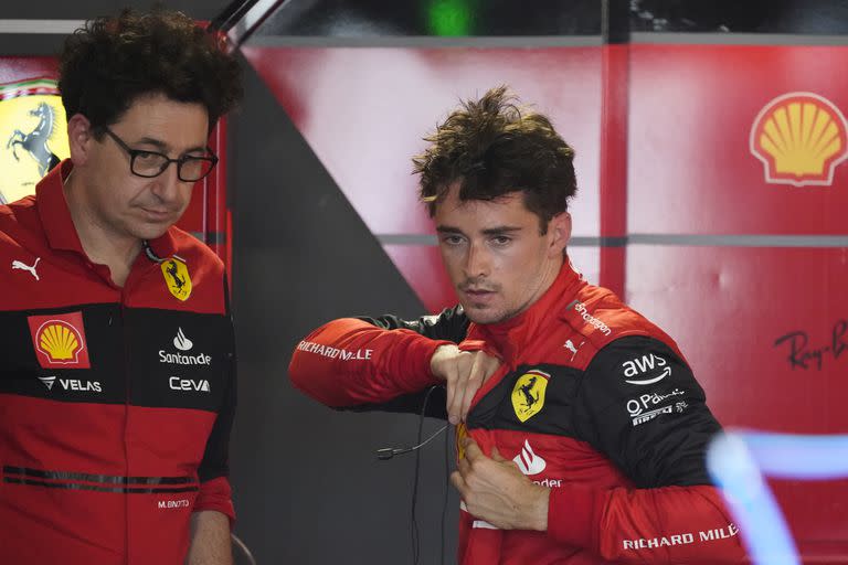 Mattia Binotto y Charles Leclerc en el garaje de Ferrari; el jefe de la Scuderia advirtió sobre los gastos que representa para Red Bull Racing las actualizaciones que presentó el equipo de Milton Keynes