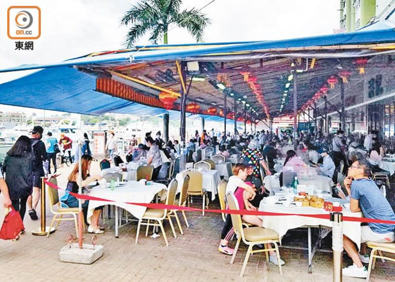 西貢碼頭周邊食肆午市生意暢旺，坐滿食客。（朱偉坤攝）