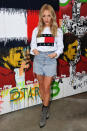 <p>Shea Marie est une styliste et bloggueuse américaine. Elle porte ici un sweat Tommy Hilfiger et une jupe en jean. Crédit photo : Getty Images </p>