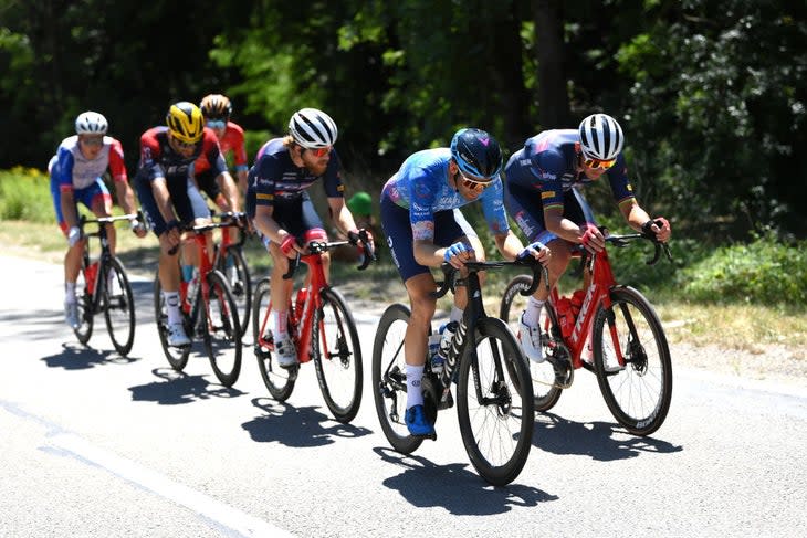 <span class="article__caption">The bunch kept the break on a short leash.</span> (Photo: Alex Broadway/Getty Images)