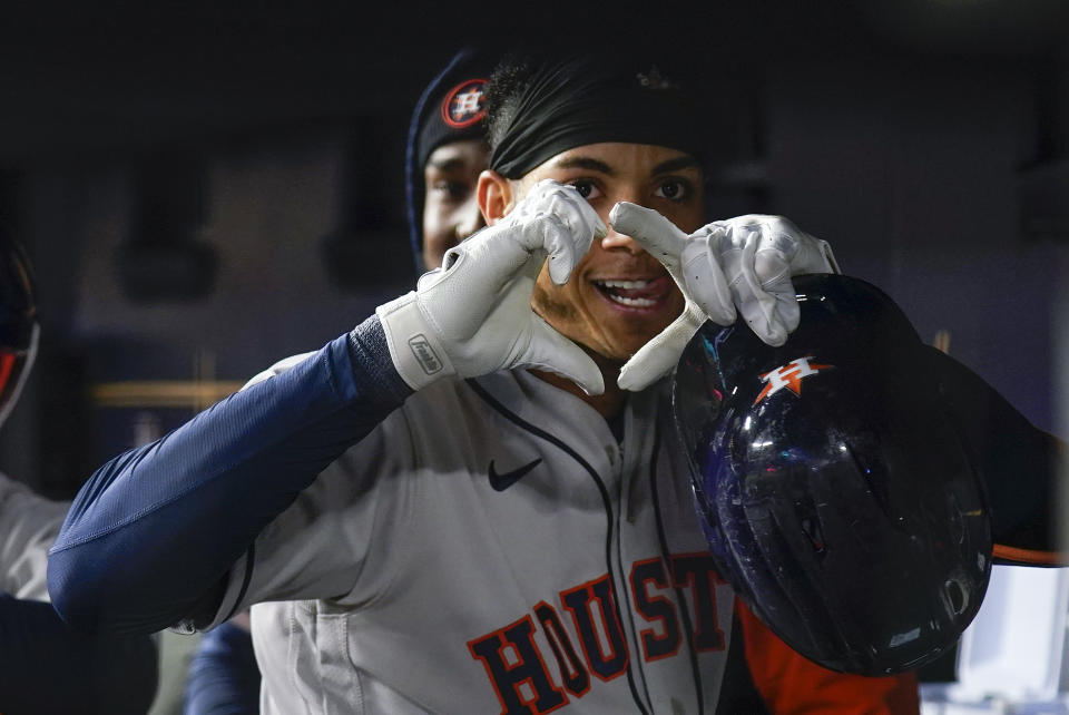 Jeremy Peña de los Astros de Houston tras batear un jonrón de tres carreras en el tercer inning del cuarto juego de la serie de campeonato de la Liga Americana, el domingo 23 de octubre de 2022. (AP Foto/Seth Wenig)