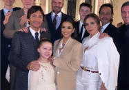 Quand David et Victoria Beckham se sont installés en Californie, aux Etats-Unis, au milieu des années 2000, le couple a pu compter sur l’accueil chaleureux d’Eva Longoria, alors star de la série « Desperate Housewives ». Depuis, Eva Longoria et Victoria Beckham sont devenues très proches, et ce, malgré le retour en Angleterre des Beckham. Même si elles se voient moins, les deux femmes ne ratent pas une occasion de se retrouver. D’ailleurs, en 2011, lorsque Victoria Beckham donne naissance à sa fille Harper, naturelle, elle choisit de faire d’ Eva Longoria sa marraine.Et ce week-end, tout ce petit monde s’est retrouvé pour le baptême de Harper et Cruz, le troisième fils de l’ex Spice Girl et du footballeur. Posh Spice n’a pas hésité à plusieurs de nombreux clichés de l’événement sur son compte Instagram. On y voit les deux enfants à l’église, avec leurs parrains de choc, puisque le chanteur Marc Anthony est le parrain de Cruz Beckham. Enfants de leur mère, Cruz et Harper étaient sans surprise très chics pour leur baptème. La petite fille portait une robe faite pour elle par la maison Bonpoint, tandis que l’ado était en costume Dior Homme. « Quel honneur d’être la marraine d’une petite fille si mignonne ! Je t’aime Harper », a écrit Eva Longoria sur son compte Instagram sous une photo montrant toute la tribu Beckham, et les parrains et marraines des enfants. De son côté, Victoria Beckham a elle aussi publié la photo, avec comme légende : « Je ne pourrais pas être plus fière de mes enfants et reconnaissante envers ma famille et ces merveilleux parrains et marraines. »