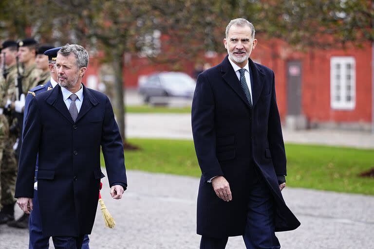 El príncipe heredero danés, Federico, y el rey español, Felipe VI, en La Ciudadela de Copenhague, el martes 7 de noviembre de 2023. 