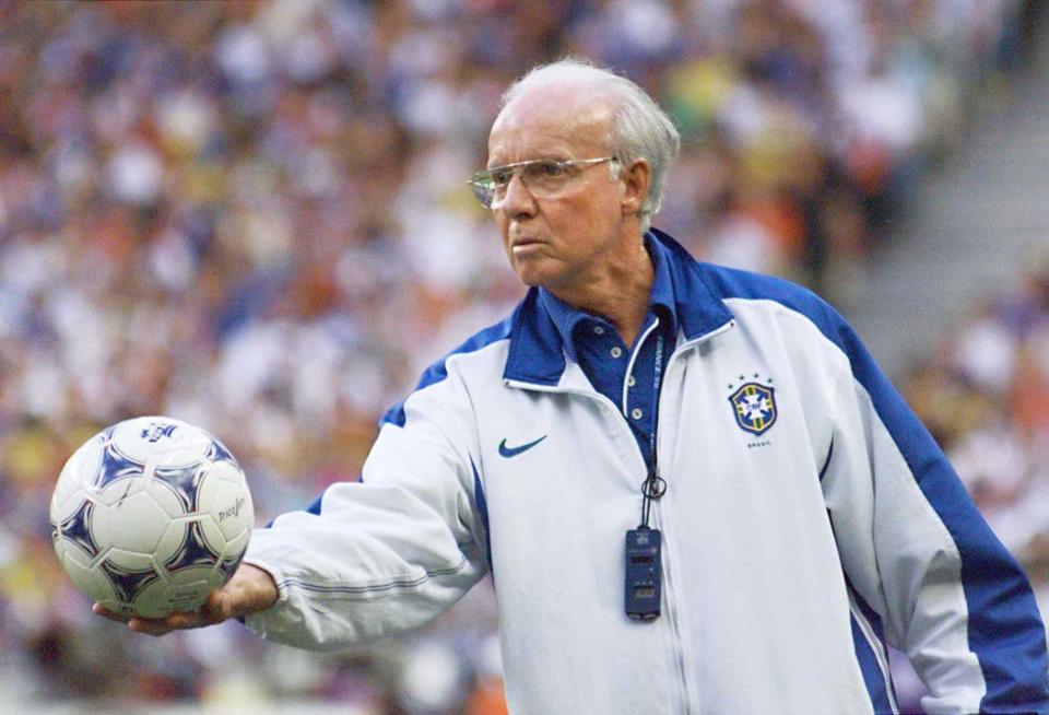 <p>GABRIEL BOUYS/AFP via Getty </p> ​​Mário Zagallo in 1998.