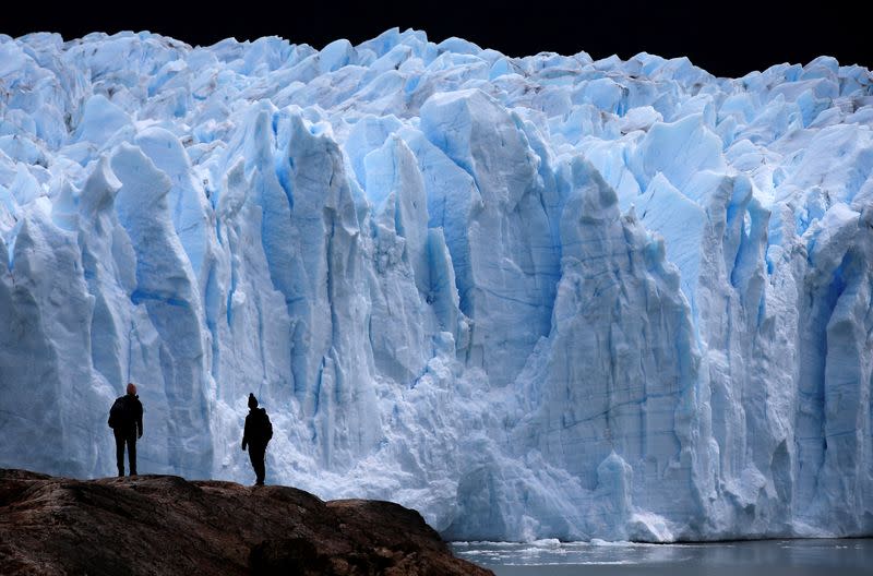 Imagen de archivo de turistas mirando el glaciar Perito Moreno, cerca de la ciudad de El Calafate en la provincia patagónica de Santa Cruz