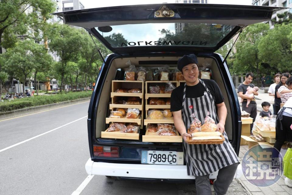 吳克己重現童年回憶中的麵包車，每個月載著滿車麵包到定點配送。