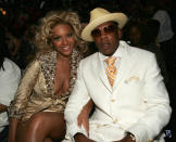 <p>Das Paar arbeitete immer wieder zusammen: Beyoncé sang auf „03 Bonnie & Clyde“, Jay-Z rappte zu „Crazy in Love“. Bei den MTV Video Music Awards 2004 zeigten sie sich erstmals gemeinsam auf dem roten Teppich. (Bild: Frank Micelotta/Getty Images) </p>