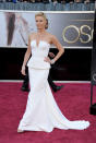 <p>Dior no solo vistió a Jennifer Lawrence en los Oscars de 2013, sino también a Charlize Theron. Sin embargo, el vestido de su otra musa costaba mucho menos (100.000 dólares). (Foto: Gtres). </p>