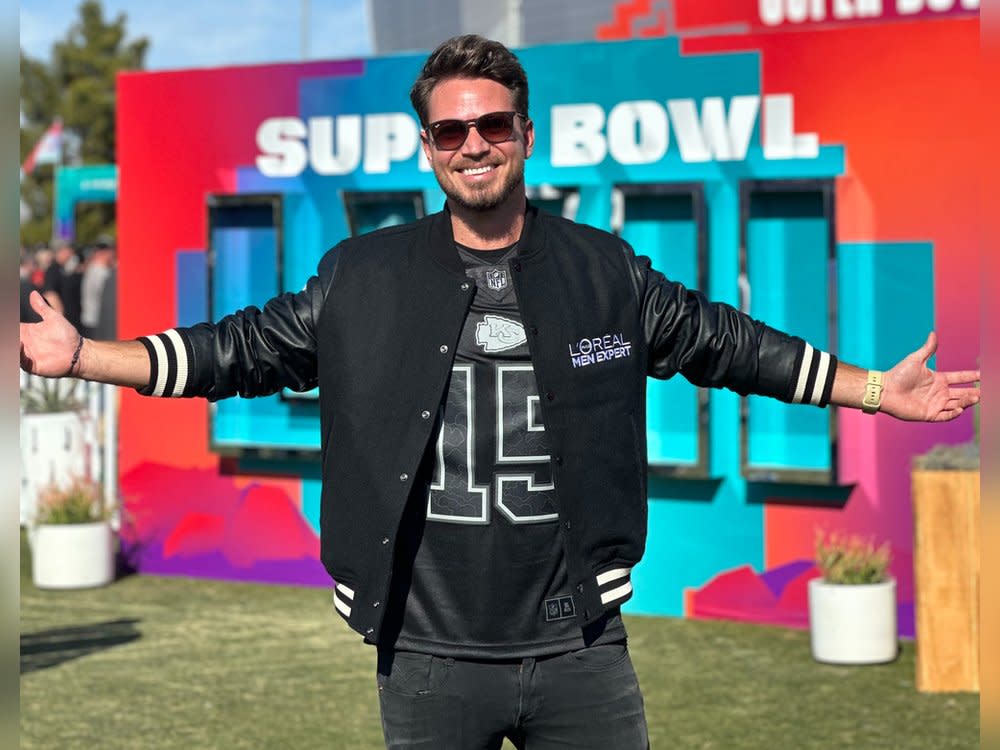 Sebastian Pannek vor dem State Farm Stadium in Glendale/Arizona. (Bild: L’Oréal Men Expert)