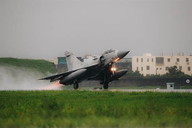 奧運英雄回家！空軍派出幻象戰機升空伴飛，表達國家對這次奧運代表團的敬意。(軍聞社提供)