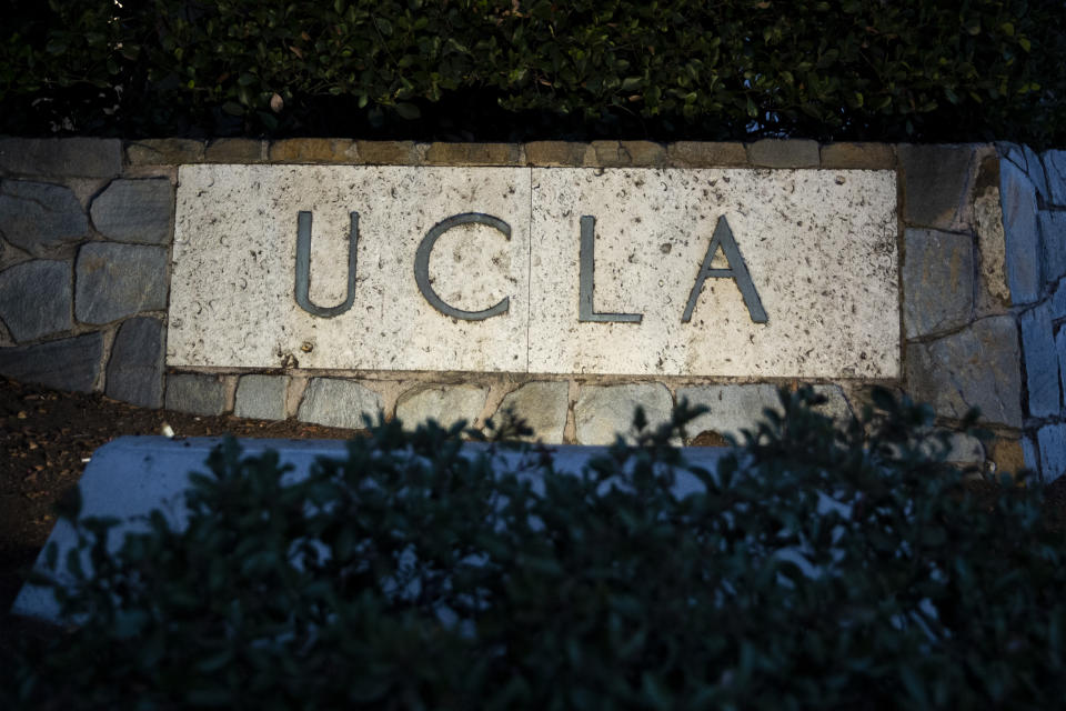 Cartel en el campus de la UCLA, en Los Ángeles, el 14 de octubre de 2022. (Jenna Schoenefeld/The New York Times)
