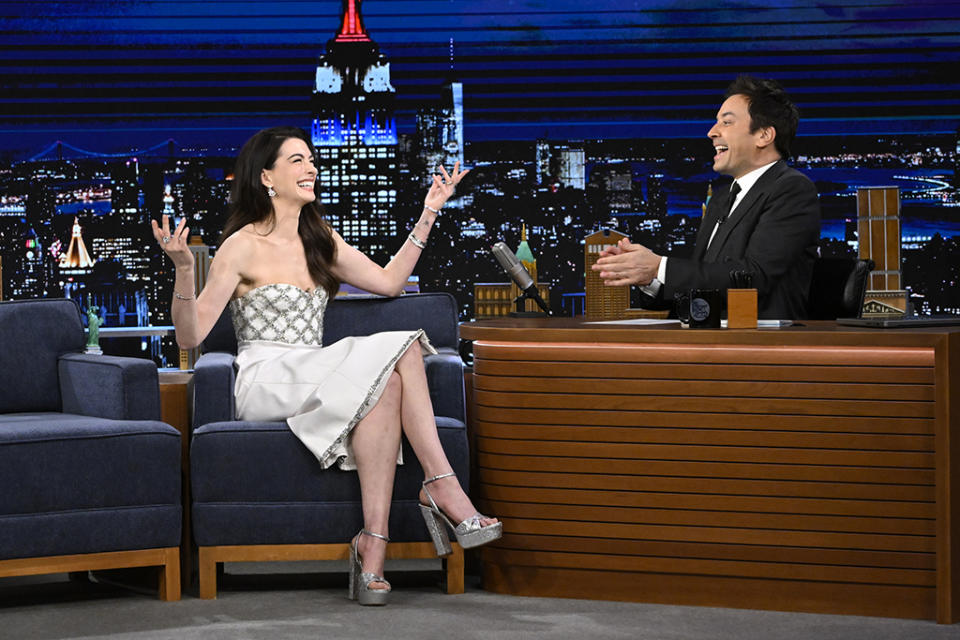 Anne Hathaway, "The Tonight Show," Aquazzura, metallic, platform, sandal.