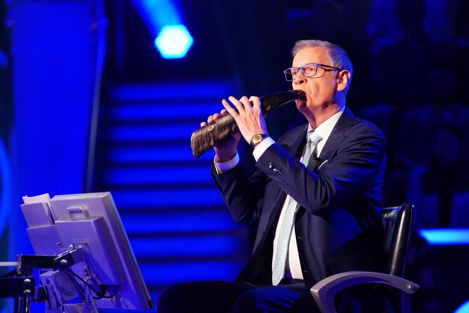 Folkloristische Musikdarbietung auf der Trompeten-Flöte: Günther Jauch blamierte sich mit Misstönen. (Bild: RTL / Stefan Gregorowius)