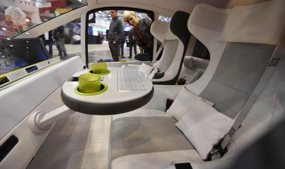 Prototipo de carro autónomo Rinspeed Oasis en el Motor Show de Essen, Alemania, el 29 de noviembre de 2017. (AP Photo/Martin Meissner)