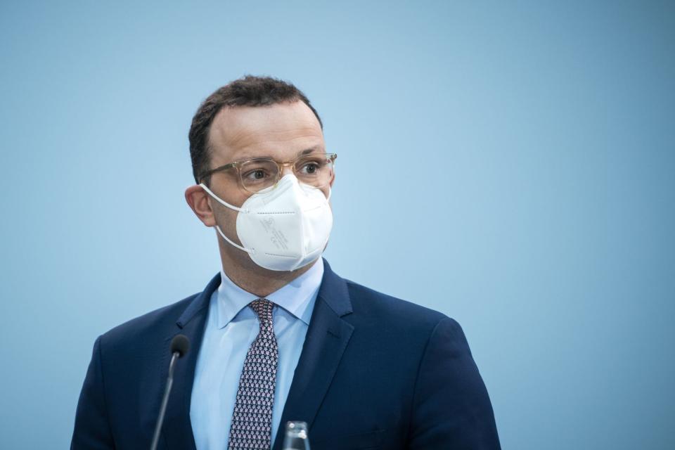 Erst sei ihm seine belegte Stimme aufgefallen, danach hätten sich die Erkältungssymptome verstärkt: Im Oktober wurde Bundesgesundheitsminister Jens Spahn positiv auf das Corona-Virus getestet und begab sich daraufhin, gemeinsam mit seinem ebenfalls infizierten Ehemann, in häusliche Quarantäne. (Bild: Steffi Loos/Getty Images)