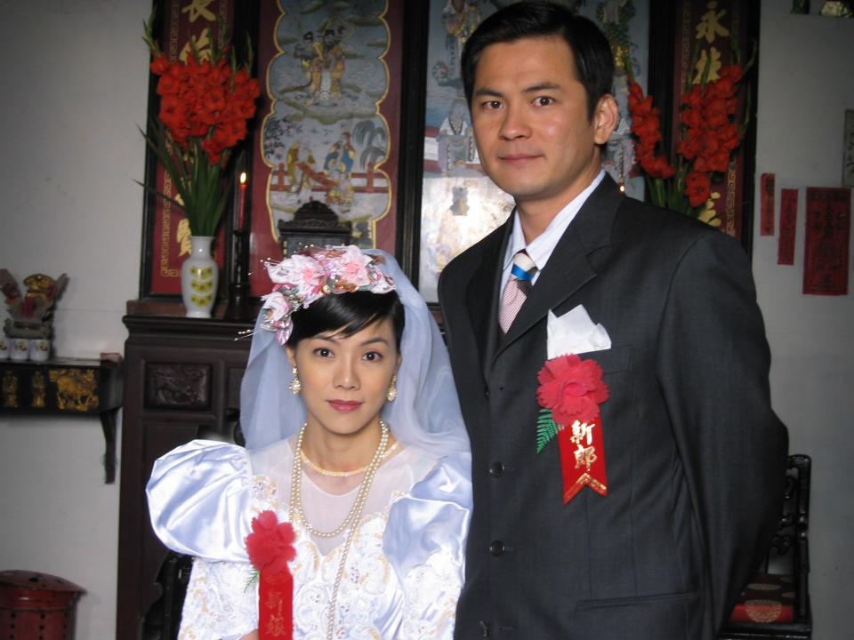 馬國賢(右)拍《草山春暉》飾演二哥高東郎是個聽某嘴愛妻好男人。太太由楊琪(左)飾演。