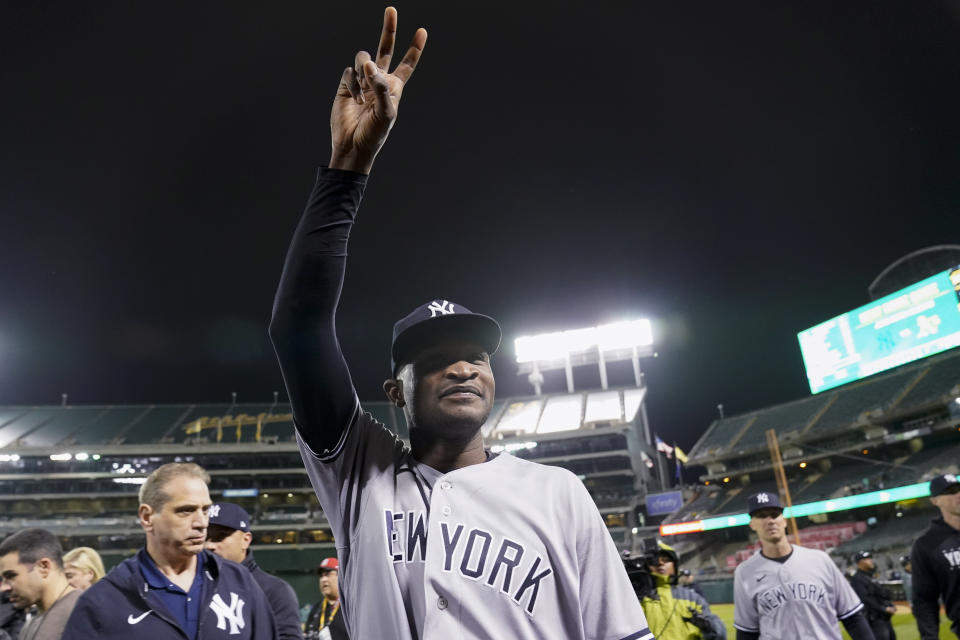 El lanzador de los Yankees de Nueva York, Domingo Germán, en el centro, sale del campo después de su juego perfecto contra los Atléticos de Oakland en un partido de béisbol en Oakland, California, el miércoles 28 de junio de 2023. (Foto AP/Godofredo A. V& #xe1;squez)