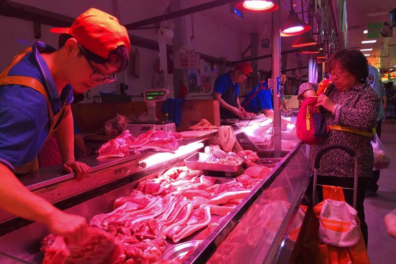 北京市場中的豬肉攤販。（美聯社）