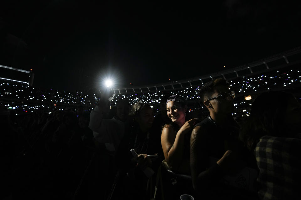 Fans en el concierto de la cantante argentina y antigua YouTuber María Becerra en el estadio River Plate en Buenos Aires, Argentina, el viernes 22 de marzo de 2024. (Foto AP/Natacha Pisarenko)