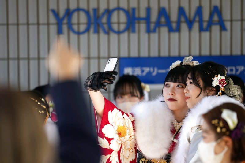 <cite>2023年1月9日，穿著和服的日本女性在橫濱參加成人式慶典。（美聯社）</cite>
