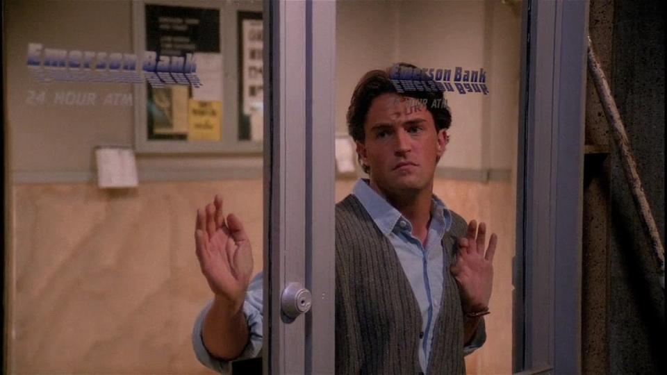 Matthew Perry en un capítulo de <em>Friends</em>. <a href="https://www.imdb.com/name/nm0001612/mediaviewer/rm2835744256?ref_=nmmi_mi_all_sf_126" rel="nofollow noopener" target="_blank" data-ylk="slk:IMDB;elm:context_link;itc:0;sec:content-canvas" class="link ">IMDB</a>