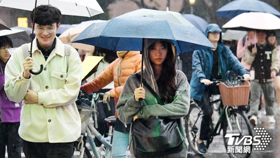 今天受鋒面影響，各地有局部短暫陣雨。（圖／胡瑞麒攝）