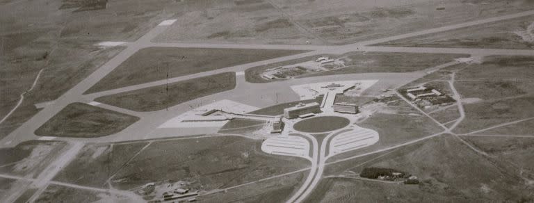 El Aeropuerto de Ezeiza tal como lucía en 1949, el año de su inauguración; puede observarse la autopista que también se construyó especialmente