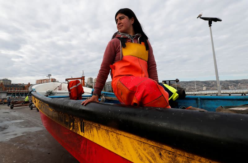 Una mujer pescadora artesanal en una caleta de pescadores en Valparaíso, Chile