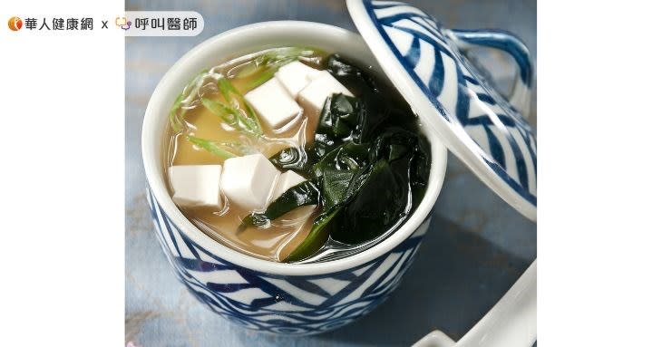 海帶豆腐湯：豆腐3塊、水發海帶100公克，醬油、精鹽、味精、蔥花、太白粉各適量。