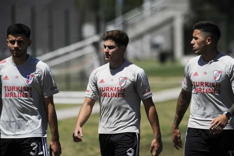 Julián Álvarez, en el centro de la imagen y del momento de River: con 16 tantos, es el goleador del campeonato