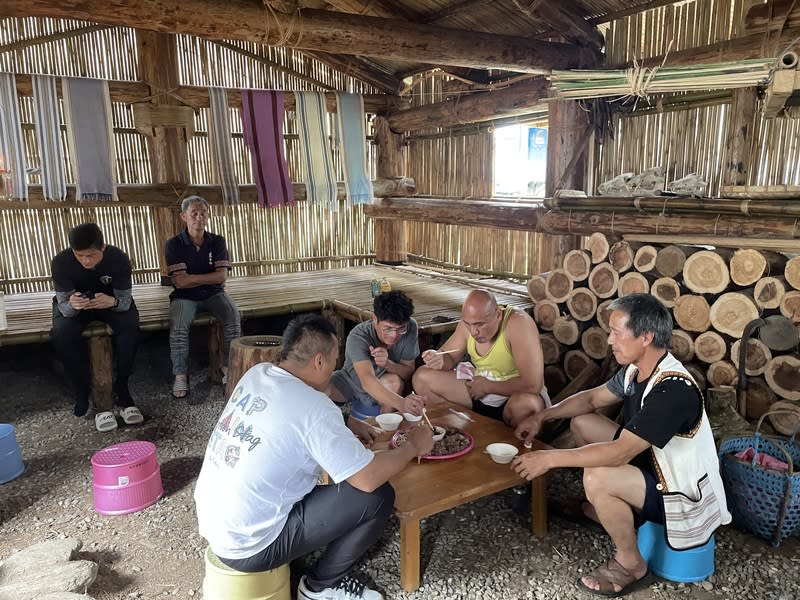 花蓮萬榮國小興建太魯閣族傳統家屋（1） 花蓮縣萬榮國小與居民合作，興建太魯閣族傳統家 屋，29日舉行揭幕儀式，邀請當地族人烤肉歡慶。 中央社記者張祈攝  113年3月29日 