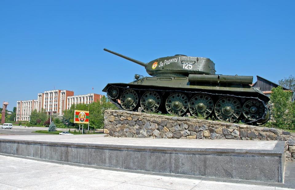 <span class="caption">Tanque convertido en monumento frente al edificio del gobierno de Transnistria, en Tiraspol, Modavia.</span> <span class="attribution"><a class="link " href="https://www.shutterstock.com/es/image-photo/tiraspol-transnistria-moldova-jun-08-2004-2141563779" rel="nofollow noopener" target="_blank" data-ylk="slk:Shutterstock / Jono Photography;elm:context_link;itc:0;sec:content-canvas">Shutterstock / Jono Photography</a></span>