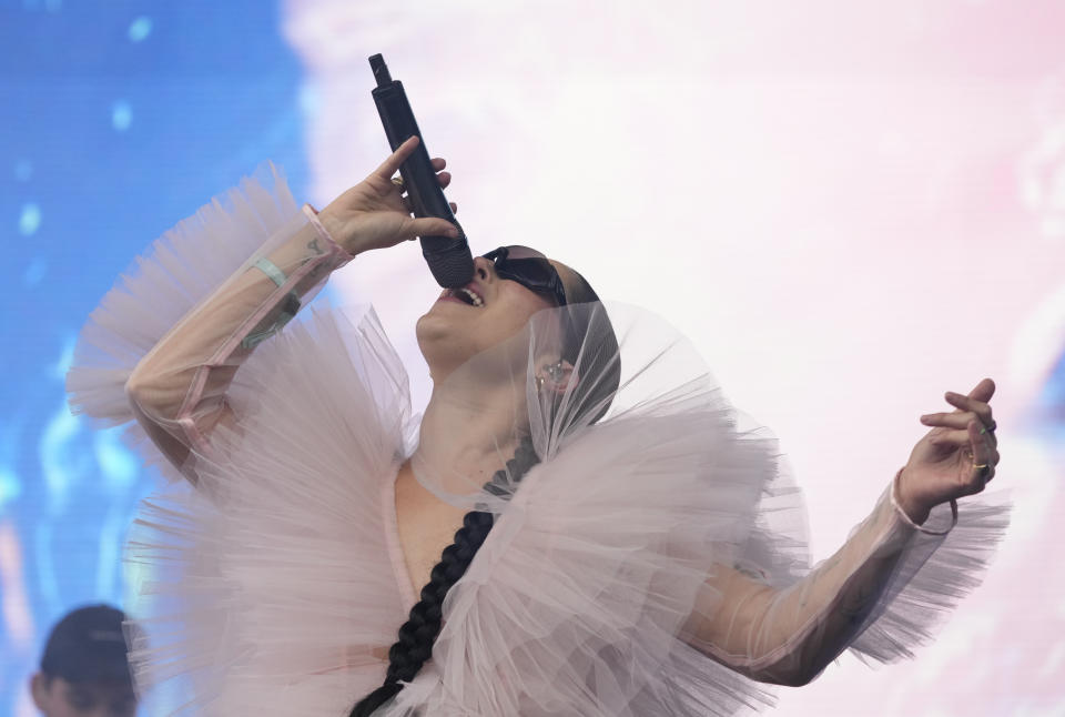 La cantante colombiana Elsa y Elmar durante su presentación en el festival Vive Latino en la Ciudad de México el domingo 19 de marzo de 2023. (Foto AP/Fernando Llano)