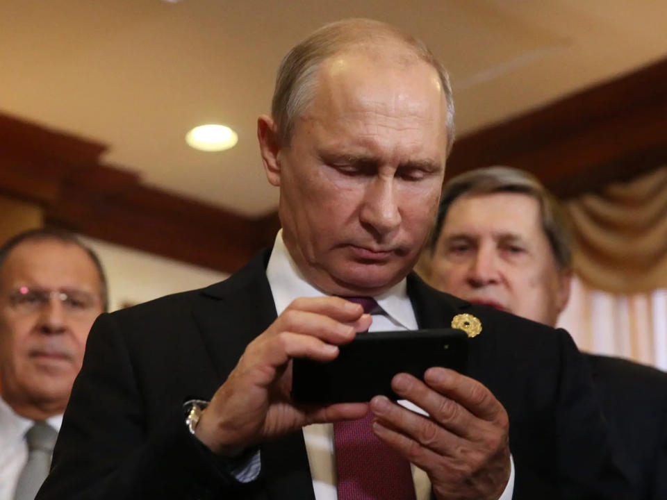 Russlands Präsident Wladimir Putin schaut auf ein Smartphone (Foto aus dem Jahr 2017).