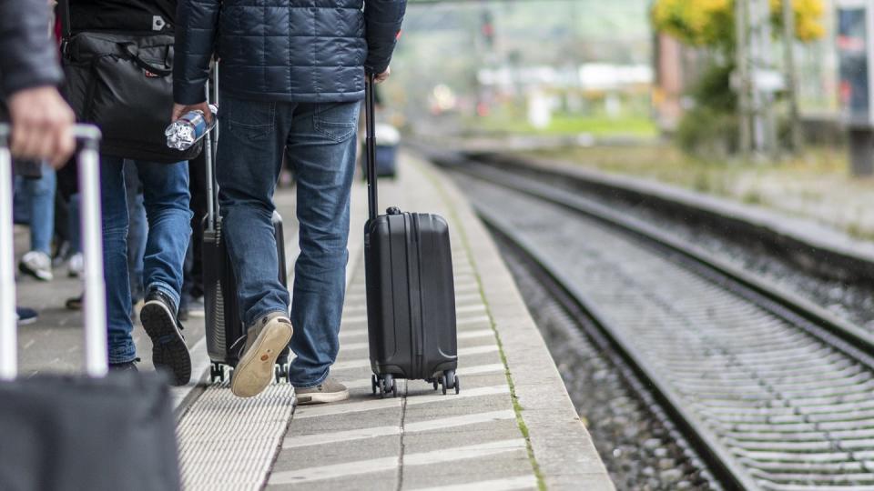 Zugreisende laufen am Bahnsteig am Hauptbahnhof. Hinter der weißen Linie kann es durch einfahrende Züge zu Luftverwirbelungen kommen, die Gegenstände und Personen zum Zug ziehen können. Foto: Patrick Seeger